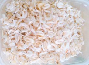 虾皮清洗干净，控干水分备用