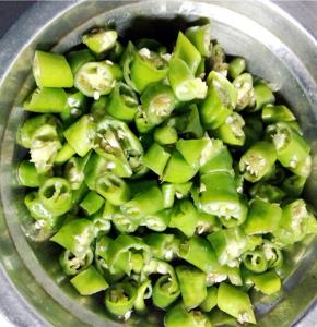 青椒洗干净，切成圈