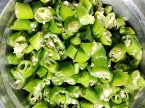 青椒洗干净，切成圈