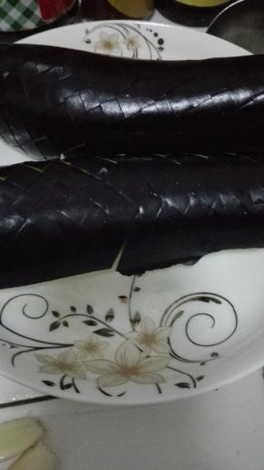 先将茄子切成鱼甲花，表面上涂上湿淀粉