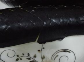 先将茄子切成鱼甲花，表面上涂上湿淀粉