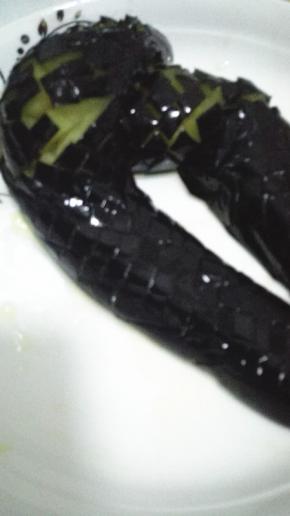 锅内放多一点的油，油热放入茄子，大火炸熟