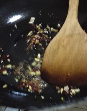 炒锅倒油，放入适量的花椒和1勺豆瓣酱小火炒出红油和香味