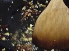 炒锅倒油，放入适量的花椒和1勺豆瓣酱小火炒出红油和香味