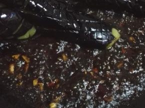 在将炸好的茄子放进去炒几分钟