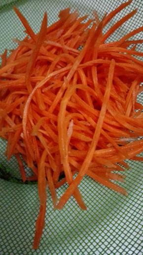 胡萝卜洗净切成丝