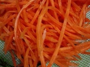 胡萝卜洗净切成丝