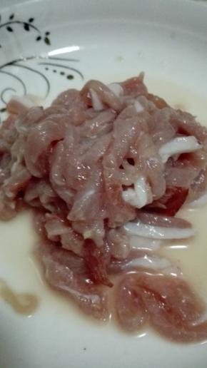 猪肉切成丝，放1勺料酒，适量的淀粉，几滴生油和盐抓拌均匀，腌制20分钟