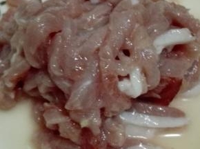 猪肉切成丝，放1勺料酒，适量的淀粉，几滴生油和盐抓拌均匀，腌制20分钟