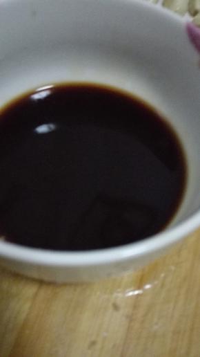 制作酱汁，将1勺升后、2勺糖、2勺醋、 1勺淀粉和1小勺盐， 搅拌均匀备用