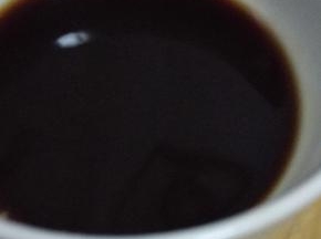 制作酱汁，将1勺升后、2勺糖、2勺醋、 1勺淀粉和1小勺盐， 搅拌均匀备用