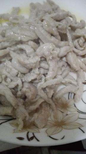 炒锅放油，油热放入猪肉翻炒至变色盛出备用