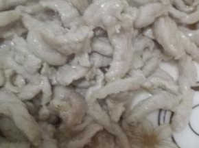 炒锅放油，油热放入猪肉翻炒至变色盛出备用