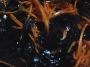 锅内的底油放入蒜末炒香，倒入萝卜丝和黑木耳