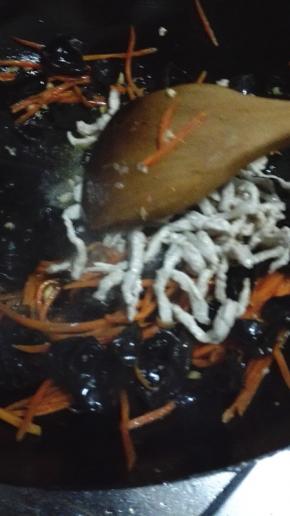 炒至断生之后放入猪肉一起翻炒