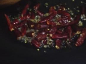 炒锅内加适量的油，油热之后倒入花椒粒和姜片，干辣椒，小火炒出香味