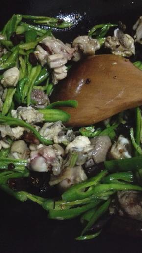 放入鸡肉，倒入生抽，料酒，盐，胡椒粉和少量的白糖翻炒均匀