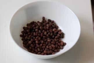 红豆预先浸泡12个小时，泡好的红豆煮熟