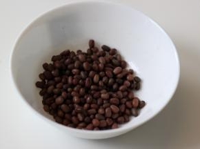 红豆预先浸泡12个小时，泡好的红豆煮熟