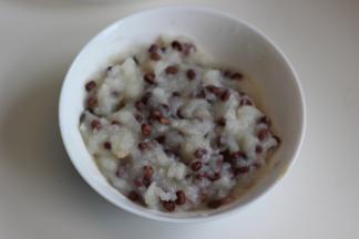 红豆粘炒上糖浆出锅，与山药混合成泥