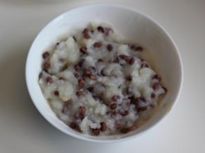 红豆粘炒上糖浆出锅，与山药混合成泥