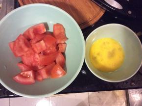 番茄洗好后切小块，鸡蛋打散，加少许盐搅拌成蛋液
