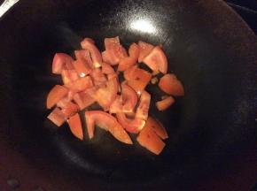 剩余的油用来炒番茄，把茄汁炒出来即可