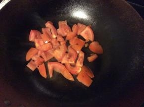 剩余的油用来炒番茄，把茄汁炒出来即可