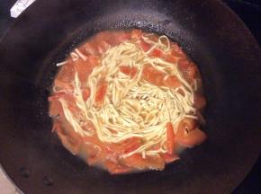 锅中加入适量清水，加盖大火煮开，依照个人饭量放入适量的挂面，煮好后出锅