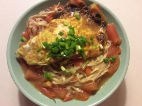 加酱油、盐、白糖调味，搅拌均匀，铺上煎蛋，撒上葱花即可