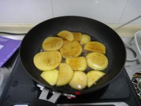 苹果去皮切成圆厚片，去除苹果芯，两面蘸白糖，平底锅烧热后放上少许黄油，将蘸糖苹果片小火煎