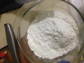 鹅肝两面撒少许盐，胡椒粉腌制片刻，两面沾一层薄薄的酥炸粉