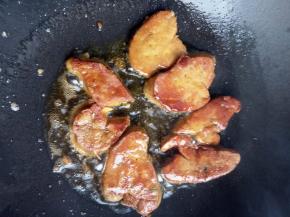 苹果煎成金黄酥软后出锅，再加少许的黄油，油温5成热时将鹅肝放进去煎，中火煎4分钟左右，表皮微黄酥脆就可以出锅