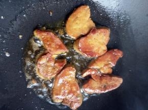 苹果煎成金黄酥软后出锅，再加少许的黄油，油温5成热时将鹅肝放进去煎，中火煎4分钟左右，表皮微黄酥脆就可以出锅