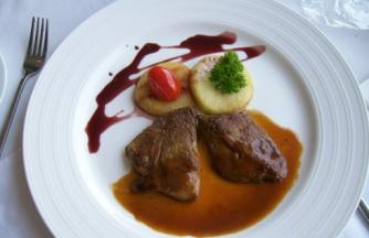 用2勺酸梅酱、3勺葡萄酒、再加几滴水淀粉调成酱汁，倒入煎锅中加入出锅，淋在鹅肝上，摆上装饰即可