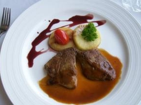 用2勺酸梅酱、3勺葡萄酒、再加几滴水淀粉调成酱汁，倒入煎锅中加入出锅，淋在鹅肝上，摆上装饰即可