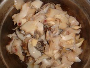 新鲜海螺吐尽细沙后洗净焯水，煮熟后沥干取出螺肉，去掉脏东西后切片