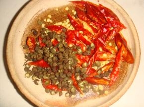 准备少许的花椒，干辣椒斜剪成段，葱姜蒜切丝备用