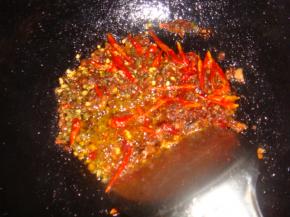 油锅加热后，放上豆瓣酱炒香，再放上干辣椒和花椒爆香