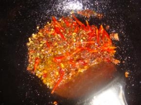 油锅加热后，放上豆瓣酱炒香，再放上干辣椒和花椒爆香