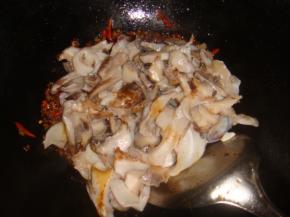 放上海螺片翻炒，加酱油、蚝油、少许的盐和葱姜蒜，炒匀后出锅