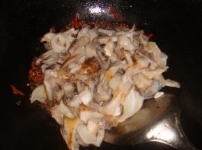 放上海螺片翻炒，加酱油、蚝油、少许的盐和葱姜蒜，炒匀后出锅