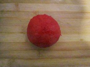 番茄洗净去蒂，沸水煮过去皮