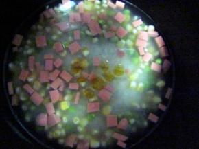 在电饭锅中加适量盐和少许的香油，搅拌均匀调味增香