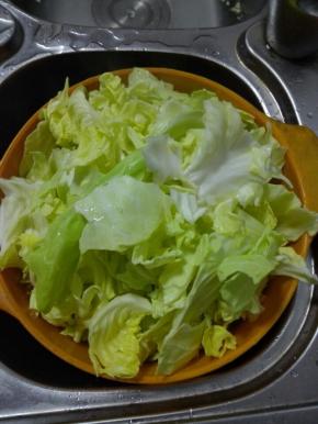 包菜洗净，手撕成片