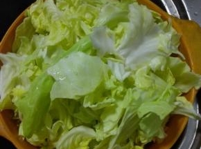 包菜洗净，手撕成片