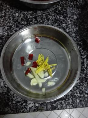 生姜切丝、大蒜切片、干辣椒切段备用