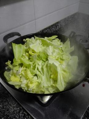 把手撕包菜倒入锅中翻炒