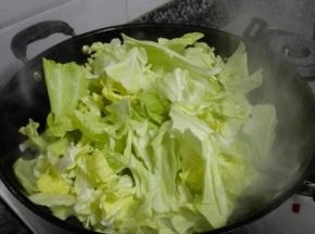 把手撕包菜倒入锅中翻炒