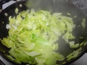 2分钟后，包菜炒制出水耙软，加盐调味出锅